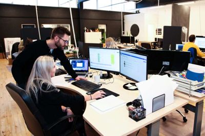 Direktør Christian Hestbek og kampagnechef Fie Sørensen på kontoret i Ikast, der er WeMarkets største afdeling med 22 medarbejdere. Der arbejdes for tiden med en udvidelse af lokalerne, så der bliver plads til flere. Foto: Privatfoto