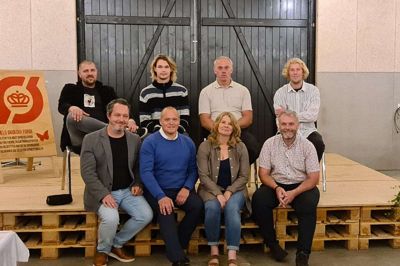 Fælleslisten Ikast-Brande er klar med ni kandidater til kommunalvalget, hvor der kan sættes kryds ved følgende navne: Morten Bak, Lotte Stoltenborg, Morten Colbert, Rune Lyager, Henrik Boelsgaard, Allan Nielsen, Lasse Haahr, Mads Hviid og Bjørn Topbjerg. Det var kun de otte af kandidaterne, som kunne være på fællesfotoet ved opstillingsmødet, da Lasse Haahr var i Barcelona. Foto: Privatfoto