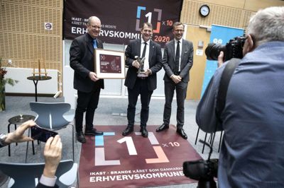 Billedet her er fra sidste år, hvor borgmester Ib Lauritsen (V) modtog den 10. førsteplads i erhvervsklima-målingen hos Dansk Industri. Onsdag overrækkes prisen for 11. gang. FOTO: TOM LAURSEN