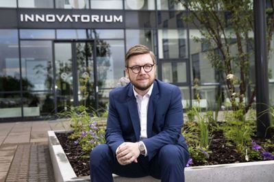 Rasmus Norup fra Erhvervsrådet Herning & Ikast-Brande glæder sig over, at antallet af konkurser er faldende. Foto: Tom Laursen