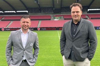 Projektchef i FCM Samfund, Allan Bang Christiansen (t.v.) og ungeleder i Ikast-Brande Kommune, Søren Pedersen. Eleverne bliver indstillet af deres egen lærer, og det kommer til at foregå i den kommende tid. Foto: Privatfoto