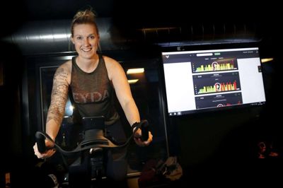 Malene Aksglæde åbner ny klinik i Ikast 15. september. Her ses hun under coronanedlukningen i foråret, hvor hun i Ikast cyklede penge ind til Kræftens Bekæmpelse. Foto: Flemming Hansen