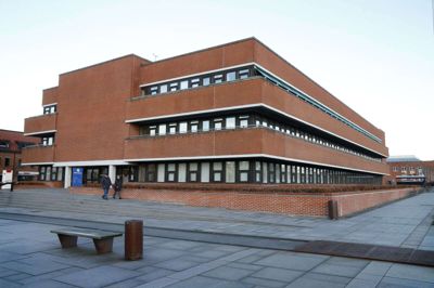 Der er basis for at skære 40 procent af de kommunale kvadratmeter i Ikast-Brande Kommune. Rådhuset i Ikast går dog fri, men det overvejes at ændre bygningen til et borger- og bibliotekshus. Foto: Flemming Hansen