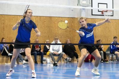 Lisa Kramer (t.v.) og Rasmus Kæseler i aktion i mandagens holdkamp. Foto: Tom Laursen