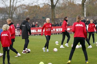 11. november indviede Pernille Harder og en masse andre landsholdsstjerner Hernings nye hybridbane. Foto: Flemming Hansen