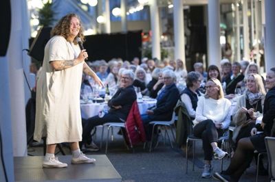 Ane Høgsberg stod for underholdningen ved årets Ladies Night, hvor 200 kvinder var samlet i Strgøcentret. Foto: Tom Laursen