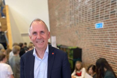 Alle skolens elever var til stede i Quben, da Generalsekretær for Dansk Røde Kors, Anders Ladekarl, besøgte Ikast-Brande Gymnasium. Anders Ladekarl er i øjeblikket på Danmarksturne rundt på gymnasier for at opfordre unge til at melde sig som indsamlere til Røde Kors Landsindsamlingen 3. oktober. Foto: Privatfoto