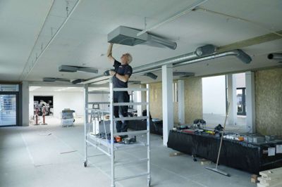 Håndværkerne er allerede i gang i DK Companys administrationsbygning, hvor der skal bygges et ekstra indskudt dæk ind på 500 kvadratmeter. Ved siden af skal der bygges en ekstra administrationshal til. Foto: Henrik Ole Jensen