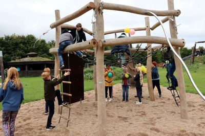 Naturlegepladsen i Isenvad har fået et nyt stort og attraktiv legetårn, som skolens børn officielt har indviet. Foto: Laila Kempel