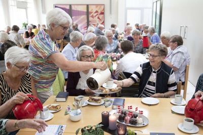 Kirsten Langer er medarrangør af Mandagscafeen, der har været en savnet aktivitet i Fonnesbæk Kirke, men som i denne uge vendte tilbage. Foto: Tom Laursen