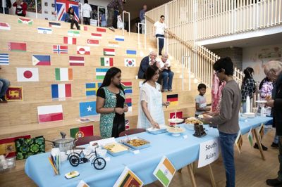 Ved bordet »South Asian« var det muligt at smage forskellige indiske retter. Foto: Tom Laursen