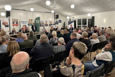 Omkring 100 borgere mødte frem til vælgermøde i Sevel Forsamlingsgård, da ni ud af 10 opstillingslister havde sendt en kandidat. Her er det Karsten Olesen (K), Sevel, på mikrofonen, mens lokale Mads Jensen var ordstyrer.
