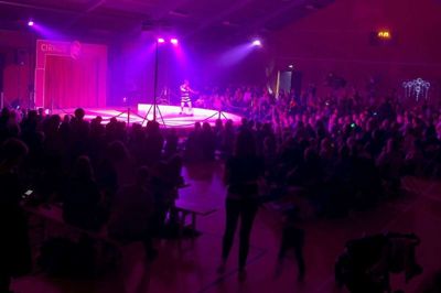 400 børn og voksne blev underholdt, da Cirkus Mascot lagde vejen forbi Bording Hallen med forestillingen »Du milde manege«. Foto: Privatfoto