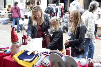Der var mange muligheder for at gøre et godt køb, da Strøgcentret søndag dannede ramme om et loppemarked, som var arrangeret af foreningen Liv I Byen i samarbejde med Vores Ikast. Foto: Tom Laursen
