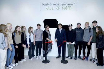 Eleverne fra gymnasiet hørte først et oplæg fra Erik Sviatchenko, inden snoren til skolens nye Hall of Fame blev klippet af de to første medlemmer, Erik Sviatchenko og Tonje Kjærgaard. Foto: Henrik Ole Jensen