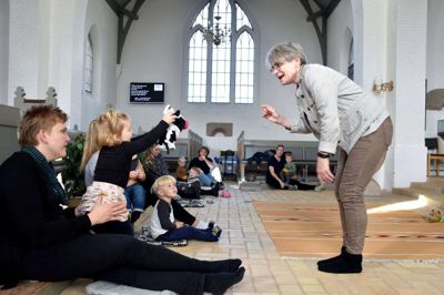 Alle aldre kan mødes til salmesang i de lokale kirker. I Bording Kirke er der blandt andet børnesalmesang for de et-tre-årige. Foto: Privat