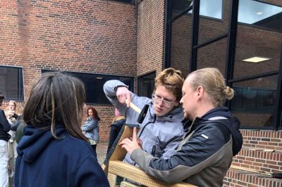 Gården på Ikast-Brande Gymnasium var omdannet til det rene "vildnis" torsdag eftermiddag. Foto: Privatfoto