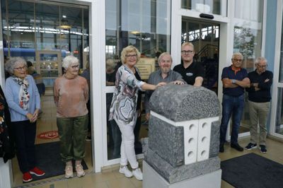 Morgensvømmerne var inviteret til indvielsen af den nye skulptur »Fidusen« i Ikast Svømme Center, der blev foretaget af kulturudvalgsformand Helle Mathiasen (V), kunstner Jens Christian Jensen (i midten) og svømmecentrets leder, Jesper Harder. Foto: Henrik Ole Jensen