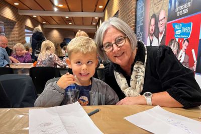 Vivi Hauge fra Herning havde barnebarnet femårige Elmer Dohm fra Sunds med i MCH Herning Kongrescenter for at se Busters Verden. Teaterbilletten var en julegave - altså fra sidste år - så Elmer har glædet sig længe. Inden forestillingen begyndte var der aktiviteter i foyeren, og her lavede Elmer en tegning, som forestiller Busters mor og far, fortalte han.