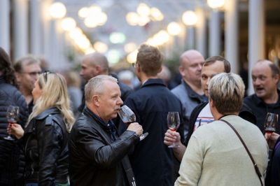 Strøgcentret var pakket med vinglade gæster, der helt tydeligt havde savnet arrangementet, der ikke kunne gennemføres sidste år. Foto: Jørn Deleuran