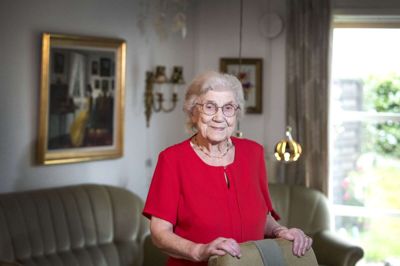 Stinne Toft Nielsen fylder 100 år i morgen. Hun er ikke typen, der tænker over sin alder og har aldrig fejlet det store og er glad for tilværelsen. I hendes høje alder har hun ikke nogle venner tilbage, men til gengæld har hun fire børn, svigerbørn, 19 børnebørn og deres påhæng samt 32 oldebørn, og der er flere på vej. foto: Tom Laursen