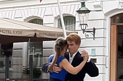 Der bliver både mulighed for at se på, men også selv at kaste sig ud i tangoens grundtrin. Her har et par kastet sig ud i den sensuelle dans i gågaden i Herning. Foto: Pr-foto