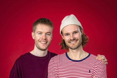 Lucas Lohmann (t.h.) og hans kæreste, Martin, kæmper i de kommende uger om at vinde drømmehuset, som parret selv bygger i Sønderborg. Tv-optagelserne fandt sted for flere måneder siden, men finalen bliver først afgjort til november. Foto: André Blinkilde/TV2