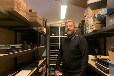 Anders Frausing Larsen har både kontor og lager i samme rum. Det gælder om at holde omkostningerne nede særligt i begyndelsen, siger han. Anders Frausing Larsen er i øjeblikket oppe på 60-70 salg i måneden. Foto: Mikkel Korsgaard Christensen