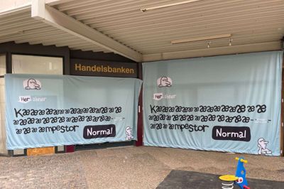De seneste uger har et hold håndværkere rumsteret i Handelsbankens tidligere lokaler. I løbet af onsdagen blev det afsløret, hvad der arbejdes på bag facaden. En Normal er på vej til byen. Foto: Privatfoto