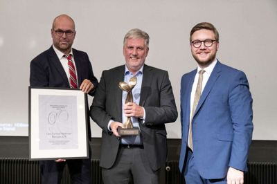 Erhvervsrådets bestyrelsesformand Lars Breinholdt Andersen (t.v.) og direktør Rasmus Norup flankerede prismodtager Lars Gantzel Pedersen, der ud over hæder og diplom fik en skulptur, som blev kaldt elegant, dynamisk, fremadskuende og tilbagelænet. - Og så er den slank. Tak for det, tilføjede prismodtageren med et glimt i øjet. Foto: Jørn Deleuran
