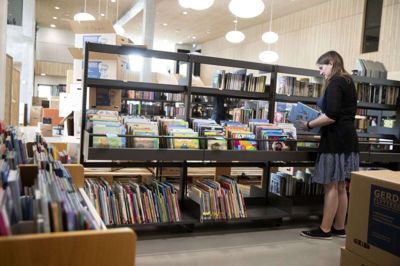 Det er ikke mange måneder siden medarbejderne på Ikast-Brande Bibliotek flyttede ind i Artium. Foto: Tom Laursen