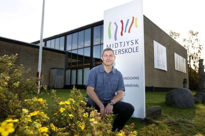 Midtjysk Efterskole i Ejstrupholm er vært for vælgermøde. Forstander Bo Thorup er ordstyrer. Foto: Tom Laursen