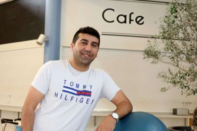 Bahir Sohaili, hans kone og et vennepar har overtaget forpagtningen af caféen i Ikast Svømmecenter. Inspireret af delifin-skraldespanden har de kaldt caféen Delfino og åbner allerede i dag, fredag, for første gang. Foto: laila Kempel