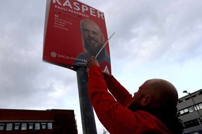 Kasper Pauli valgte en lygtepæl, hvorfra hans valgplakat kan holde øje med, hvad der foregår på borgmesterkontoret. Foto: Laila Kempel
