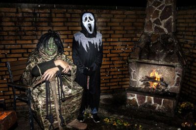 Der er næsten ingen grænser for uhyggen i Gludsted, der for alvor gør noget ud af halloween. Billedet her er hentet fra det seneste halloween-arrangement i landsbyen. Foto: Tom Laursen