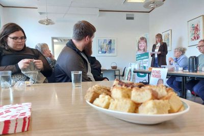 Nikki Morton med strikketøjet og hendes gemal Asbjørn Kejser havde bagt kage til søndagens dialogmøde i Grove, hvor fire kandidater til Herning Byråd fik at vide, at det er svært at trænge igennem som borger, når store investorer kommer med deres planer.