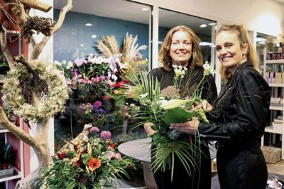 Solveig Laursen (tv) har efter 12 år som indehaver af Rex Blomster valgt at sælge til sin højre hånd Henriette Andersen. Foto: Laila Kempel