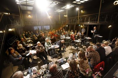 Et velbesøgt Bakkehuset dannede rammen om Mediehuset Ikast-Brandes paneldebat torsdag aften. Foto: Henrik Ole Jensen