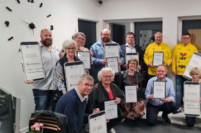 Fonden bag Andelskasserne i område Nord har for anden gang uddelt midler til sociale, kulturelle og kreative aktiviteter. I Ikast-Brande Kommune og Herning Kommune er mere end 118.000 kroner blevet fordelt mellem syv lokale initiativer og aktiviteter til glæde for lokalsamfundene. Her ses et fællesbillede af de glade modtagere. På bagerste række til højre ses konstitueret centerdirektør Kåre Skorstengaard Nielsen. Foto: PR-foto
