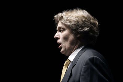 Morten Frank Larsen er tilbage på sit gymnasium hvorfra han blev student i 1983 når han søndag synger operetter i Quben. Foto: Flemming Hansen
