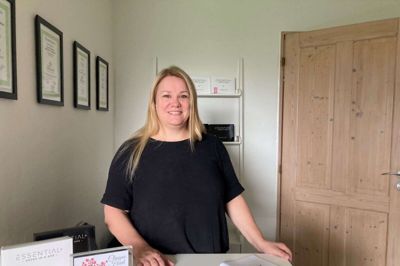 I mange år har HeidiMarinussen fra Ikast overvejet at uddanne sig til fodplejer. Sidste år sprang hun ud i det, og nu - efter end uddannelsen - har hun åbnet egen klinik. Foto: Privatfoto