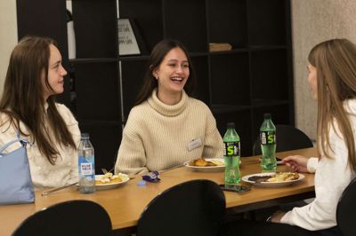 Cecilie Kjeldal (i midten) holder spisepause sammen med Caroline Krogh (t.h.) og Sara Jensen. Alle tre kommer fra Ikast-Brande Handelsgymnasium og havde sat tirsdagen af som juniortilforordnede. Foto: Jørn Deleuran