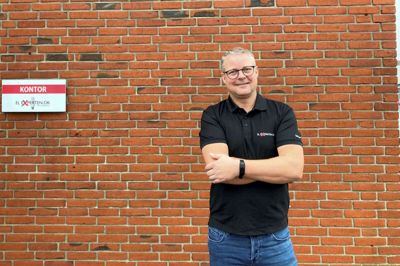 Jan Møller, som er indehaver og grundlægger af Elexperten i Ikast, fylder 50 år. Han kan samtidigt fejre sine første to årtier som selvstændig, efter han i 2001 startede eget firma.Foto: Privatfoto