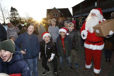 Nedtælling til tænding af byens juletræ er ikke at spøge med, der skal tælles højt og tydeligt; ellers kommer der ikke gang i lysene. Foto: Henrik Ole Jensen