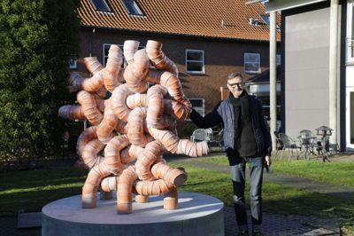 Kunstner Martin Bodilsen Kaldahl er rigtig glad for placeringen af sit nye værk Trend og Islæt ved Rolighedsparken i Ikast. Foto: Henrik Ole Jensen