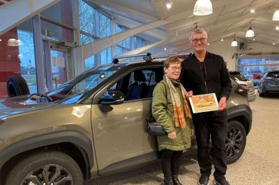 Ægteparret Niels Erik og Edith Boldreel foran den bilmodel, som de snart kan parkere i deres indkørsel som deres Toyota nummer 20. Foto: Privatfoto