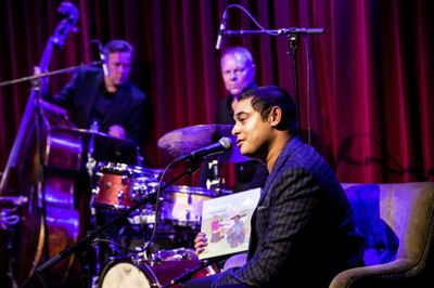 Indra Jonas Kure Klit har netop startet en musikalsk turne som opfølgning på sin Benny Andersen-malebog, der udkom tidligere på året. Selvom han er en habil trommeslager, så holder han sig til fortællerrollen i showet, der havde urpremieren i Bakkehuset, torsdag aften. Foto: Jørn Deleuran