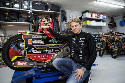 Emil Pørtner fra Tulstrup satte sig for første gang på cyklen som treårig, hvor glæden ved motorsport blev tændt. Han har netop afsluttet sine »unge« år på speedwayscenen, da han fra den kommende sæson kører fuldt seniorprogram. Foto: Jørn Deleuran