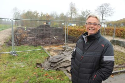 Michael Lindved ved det sted, hvor byggeriet af et nyt padeltennisanlæg i Engesvang er påbegyndt. Foto: Rasmus Viuff