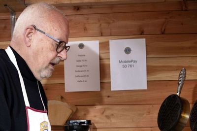Den nye vaffelfar Hartmut Wehmeier i fuld gang ved panderne i Lions Clubs julebod i Strøgcentret.